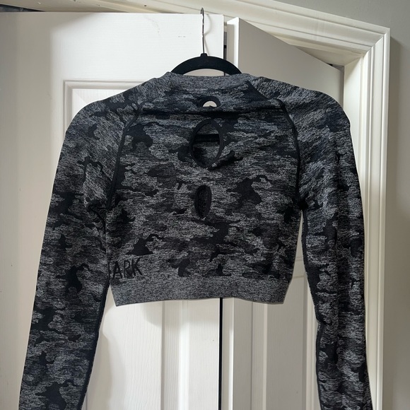 Gym Shark Long Sleeve Workout Top - New With Tags - Picture 3 of 5